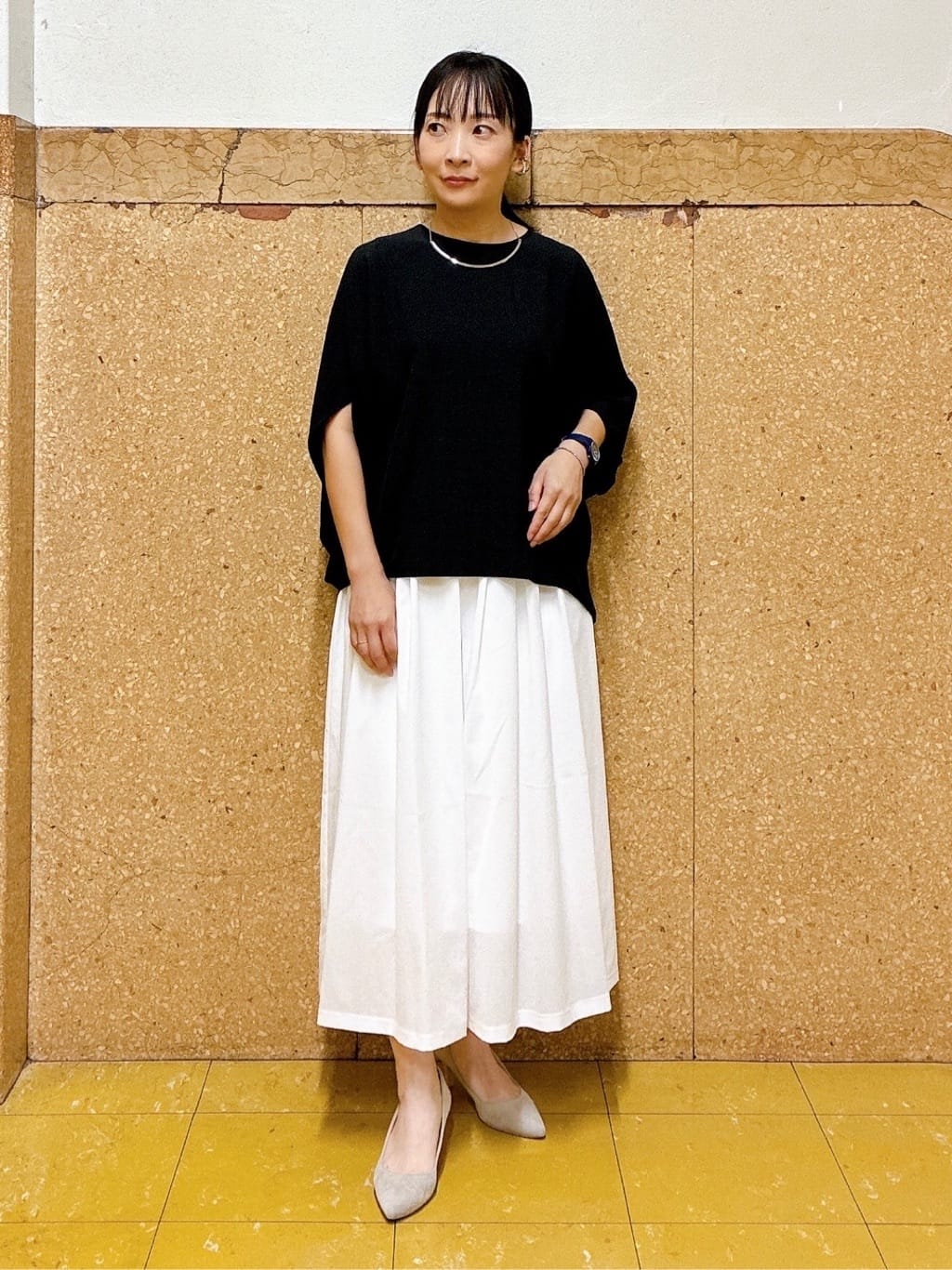 hattoriさんの「INDIVI｜【クールエアー素材／UVケア／セットアップ可能】エアリーフレアパンツ」を使ったコーディネート