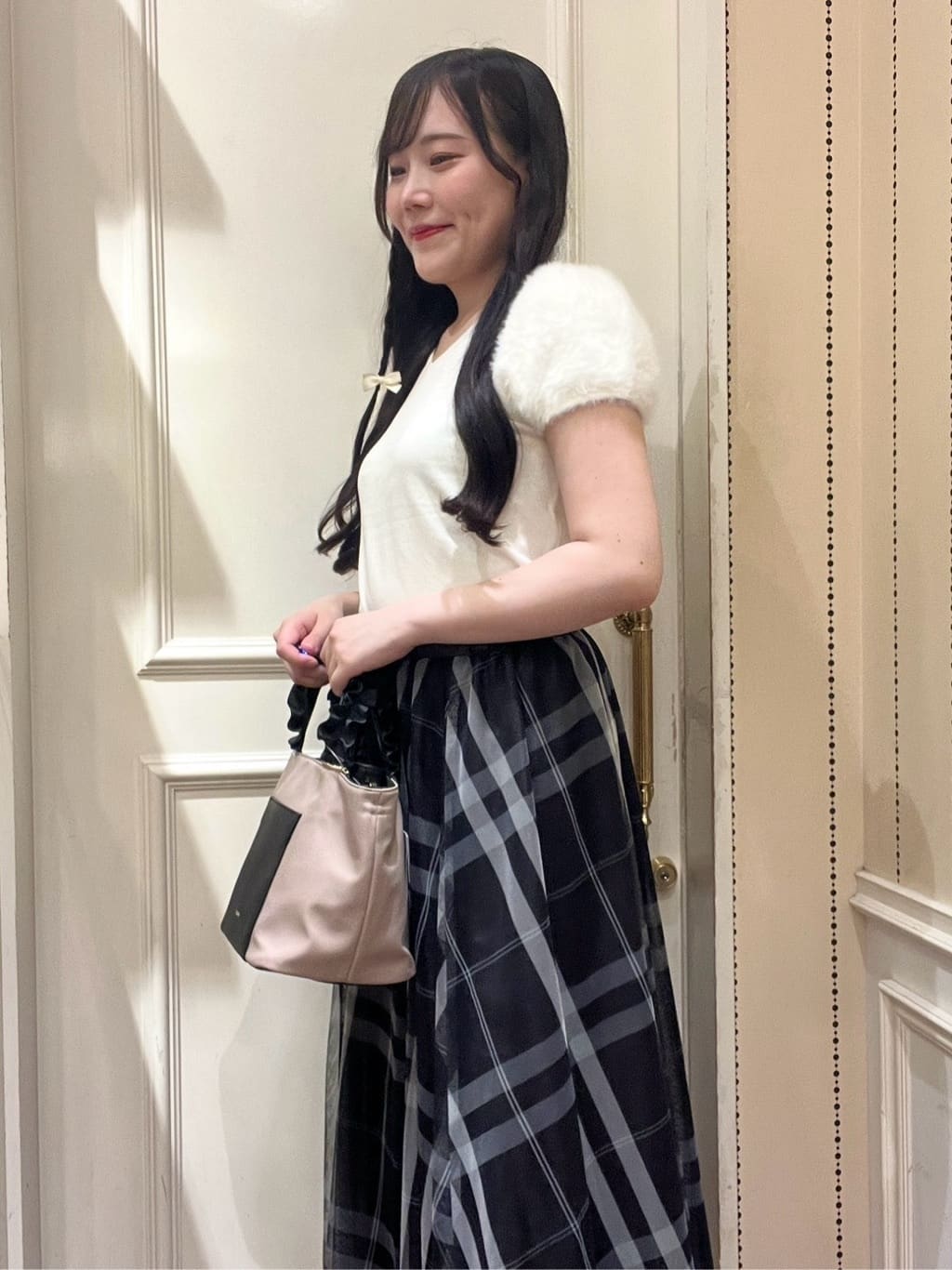 Hitomiさんの「index｜《6色展開》フェザーパフスリーブVネックニット【洗濯機洗い可】」を使ったコーディネート