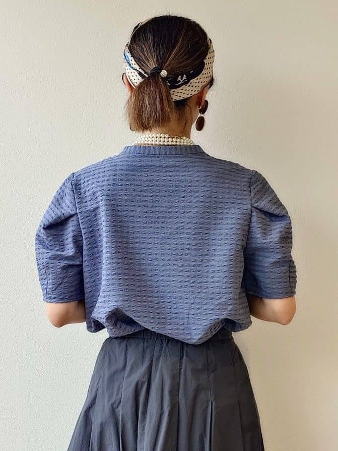 MUTSUKOさんの「UNTITLED｜【吸水速乾/ストレッチ/Vネック】フォルムスリーブ ブラウス」を使ったコーディネート