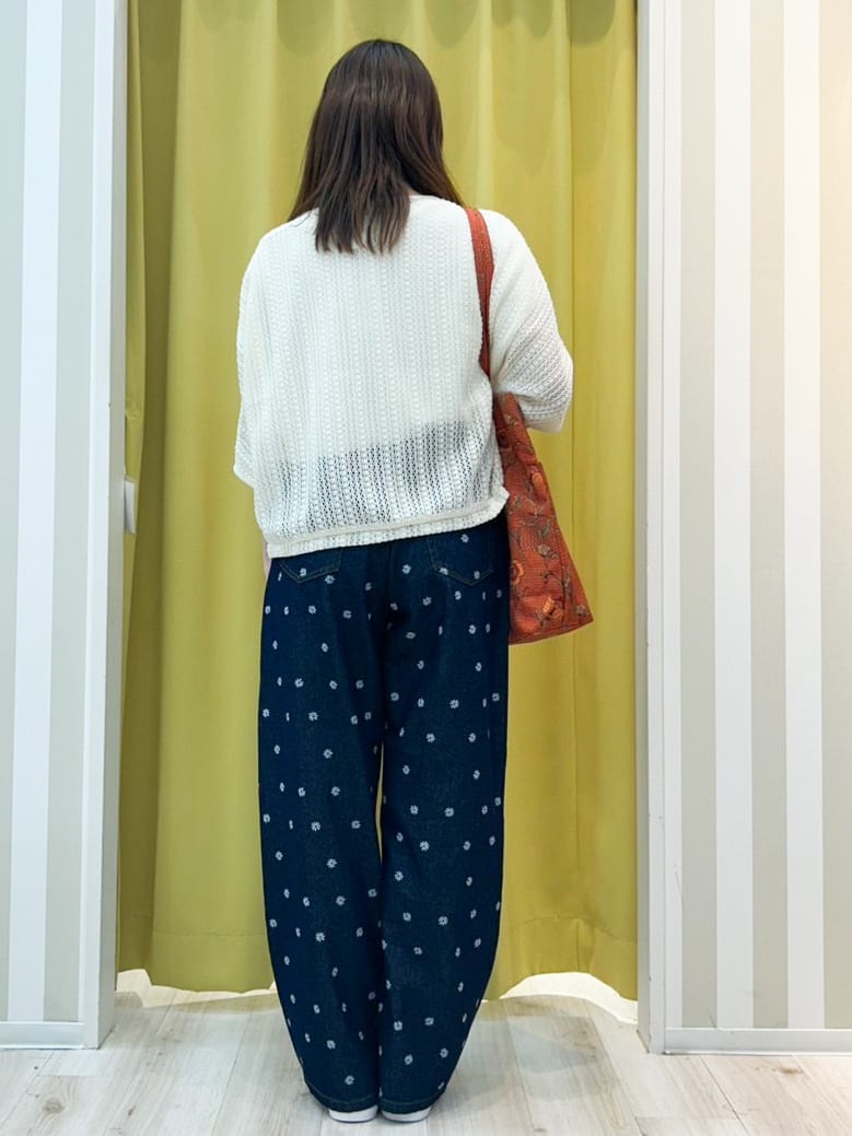 shioriさんの「SHOO･LA･RUE｜【洗える/S-LL】季節の変わり目に 透かし柄が涼やか ジップブルゾン」を使ったコーディネート