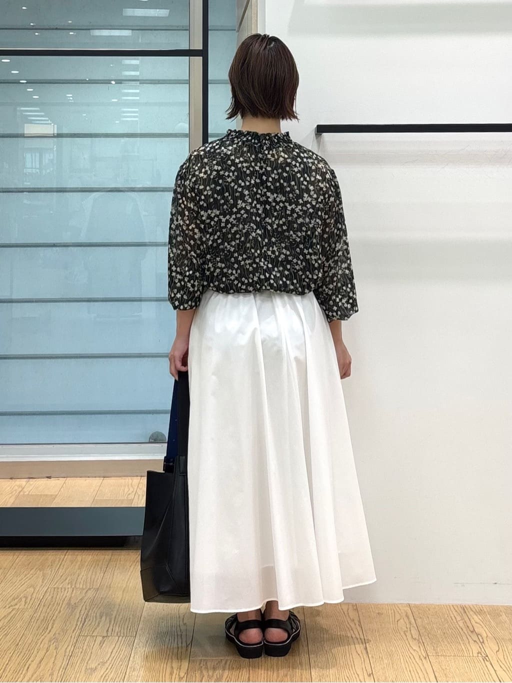 asamiさんの「INDIVI｜【秋映え柄/セットアップ可能】フラワーシフォンブラウス」を使ったコーディネート