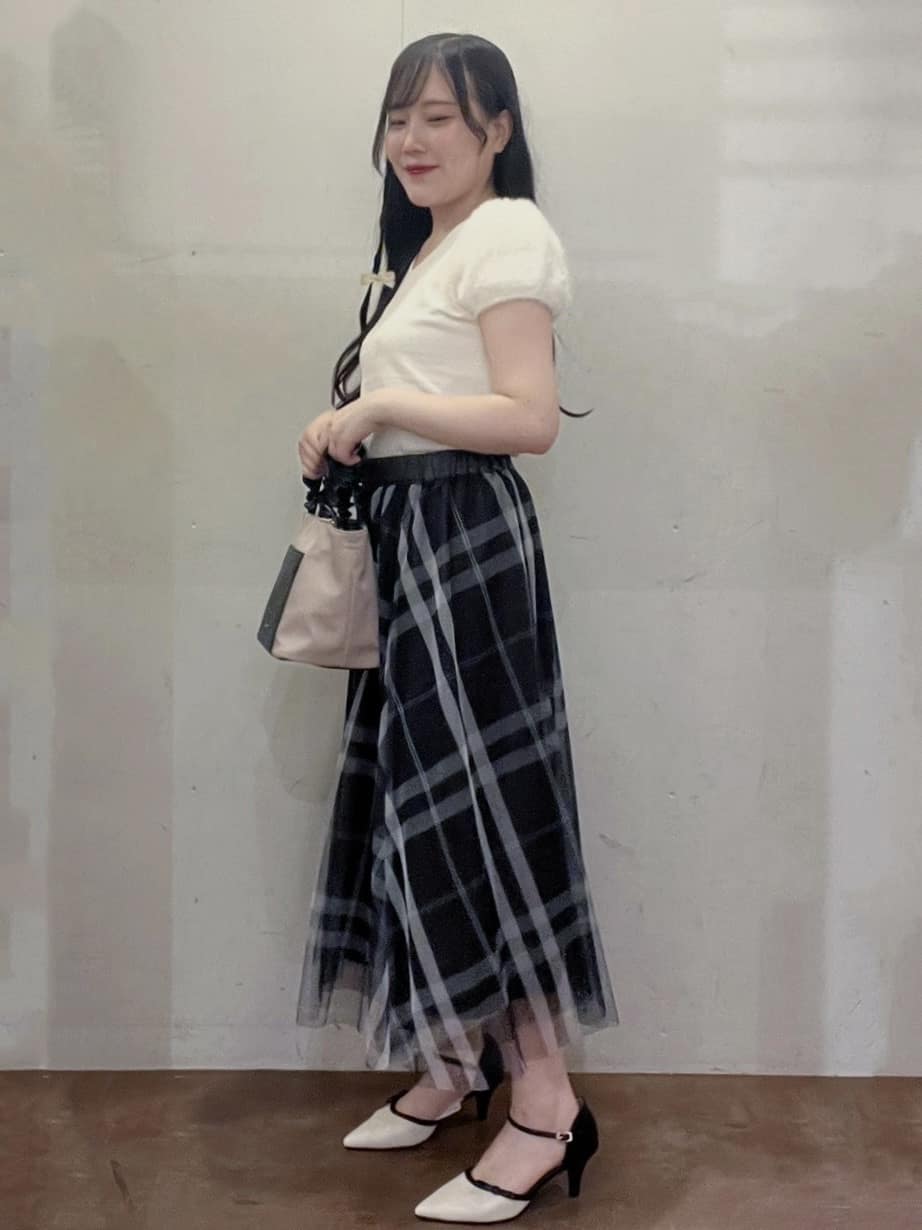 Hitomiさんの「index｜《6色展開》フェザーパフスリーブVネックニット【洗濯機洗い可】」を使ったコーディネート