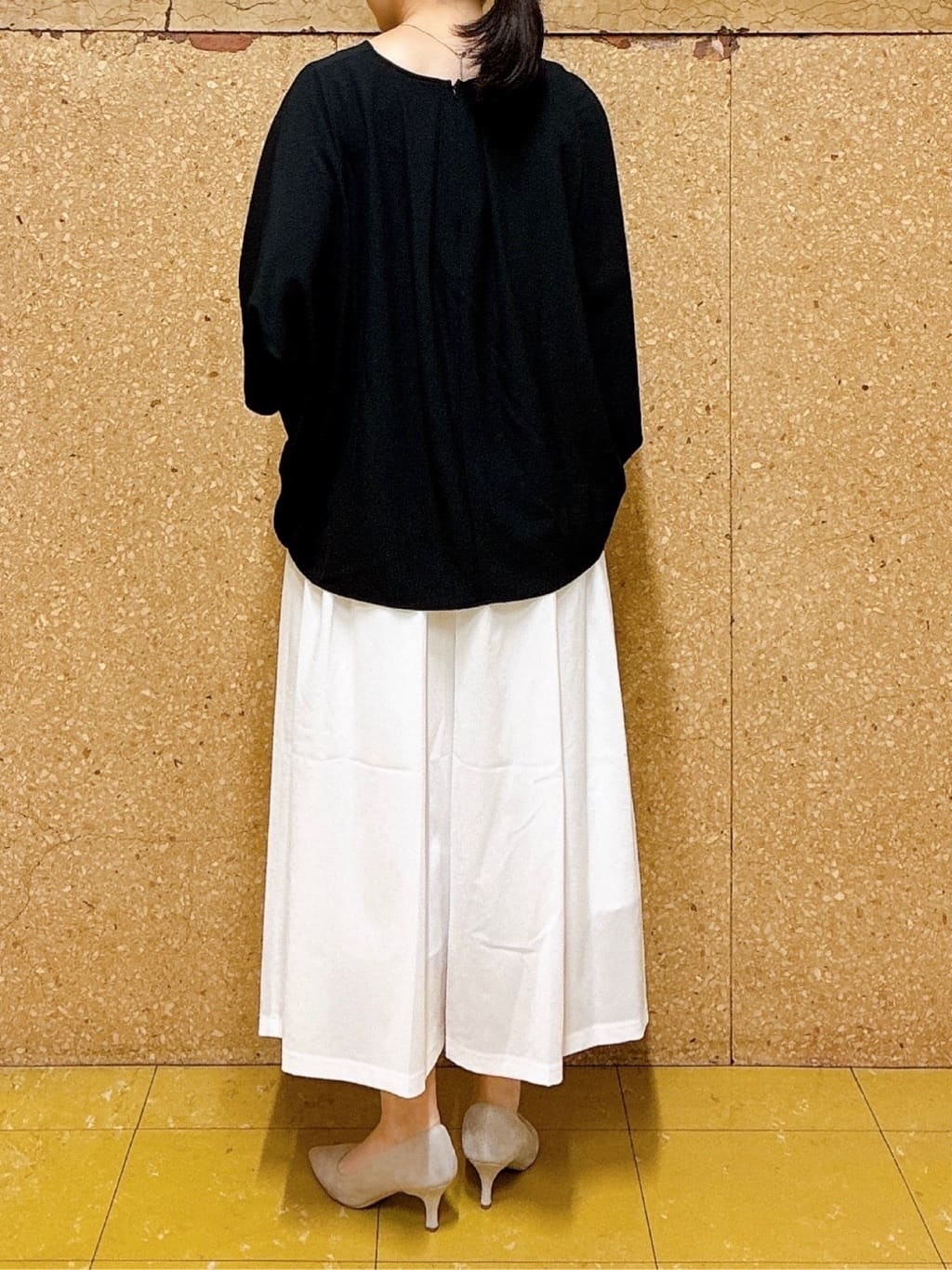 hattoriさんの「INDIVI｜【クールエアー素材／UVケア／セットアップ可能】エアリーフレアパンツ」を使ったコーディネート