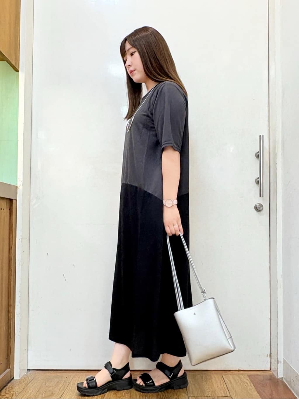 だいわさんの「SHOO･LA･RUE｜【ひんやり/体型カバー】さらりと着られる バイカラーAラインワンピース」を使ったコーディネート