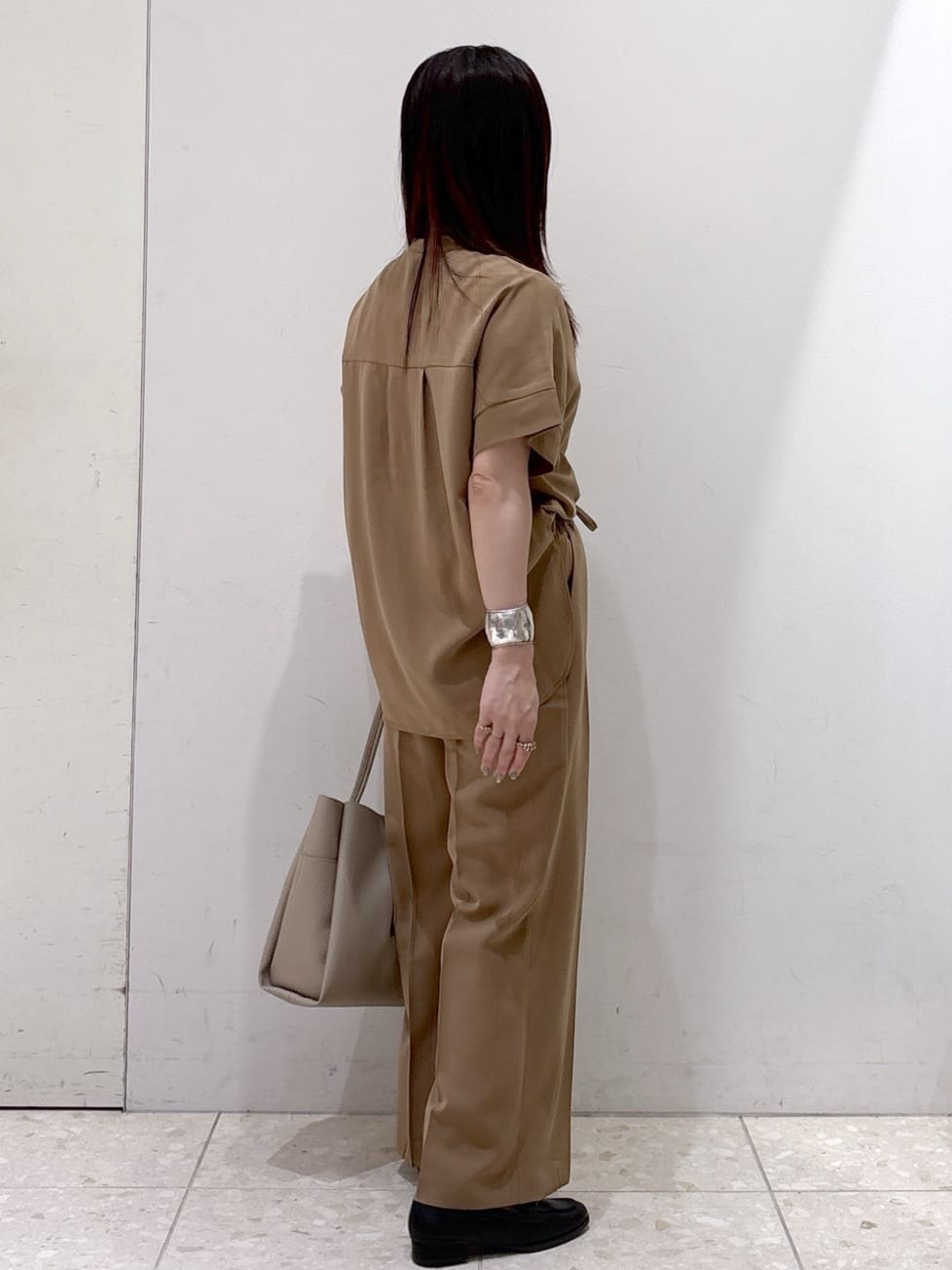 mameさんの「OPAQUE.CLIP｜《5色展開／SS-LLサイズ》スキッパー金ボタンブラウス／セットアップ対応【防シワ／ストレッチ／洗濯」を使ったコーディネート