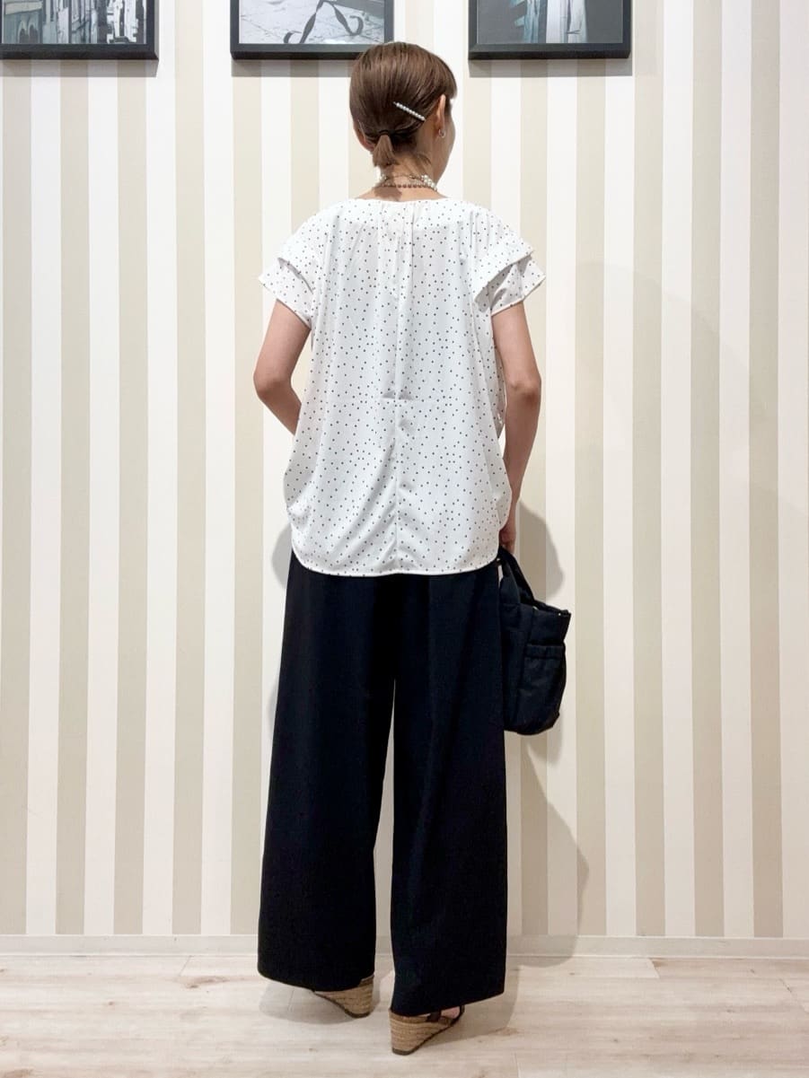 まつこさんの「SHOO･LA･RUE｜【S-LL/ひんやり】きちんと見えで好印象 ドット柄デザイントップス」を使ったコーディネート