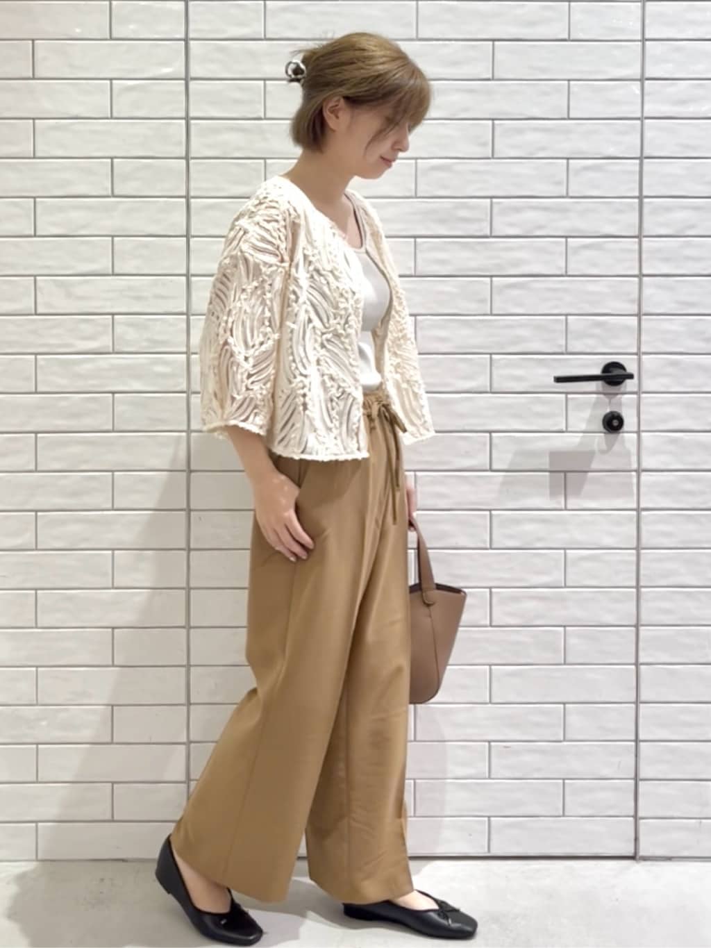 しおりさんの「OPAQUE.CLIP｜シアー刺繍レース前開きブラウス【洗濯機洗い可】」を使ったコーディネート