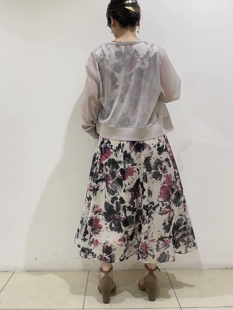 watanabeさんの「UNTITLED｜【シアー/エレガント/花柄/夏ワンピ】ペイントフラワーワンピース」を使ったコーディネート