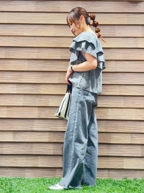 himiさんの「SHOO･LA･RUE｜【セットアップ可/前後2WAY/オフショル2WAY】着こなしを楽しめる デニムフリルブラウス」を使ったコーディネート