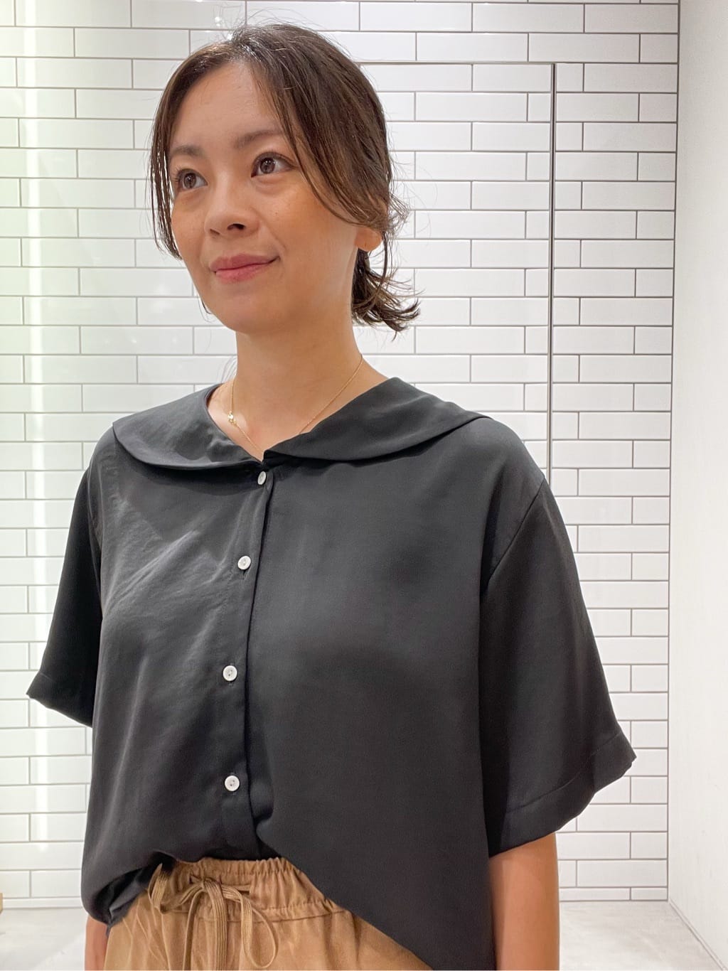 oiさんの「OPAQUE.CLIP｜ヴィンテージサテンセーラーカラーブラウス【洗濯機洗い可】」を使ったコーディネート