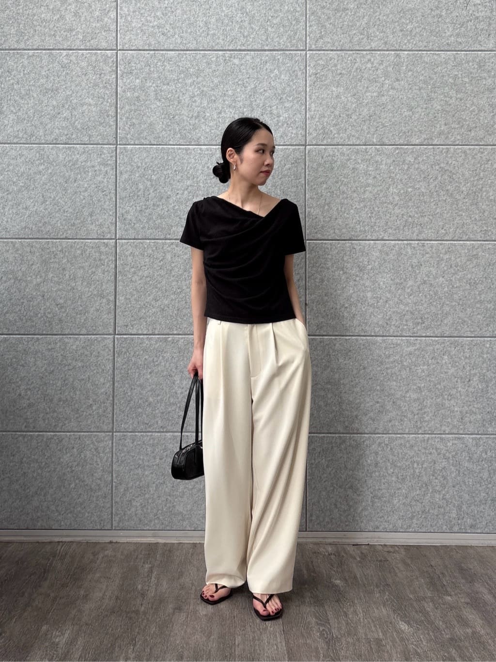 ひなさんの「INDIVI｜ドレープクロップドカットソー」を使ったコーディネート