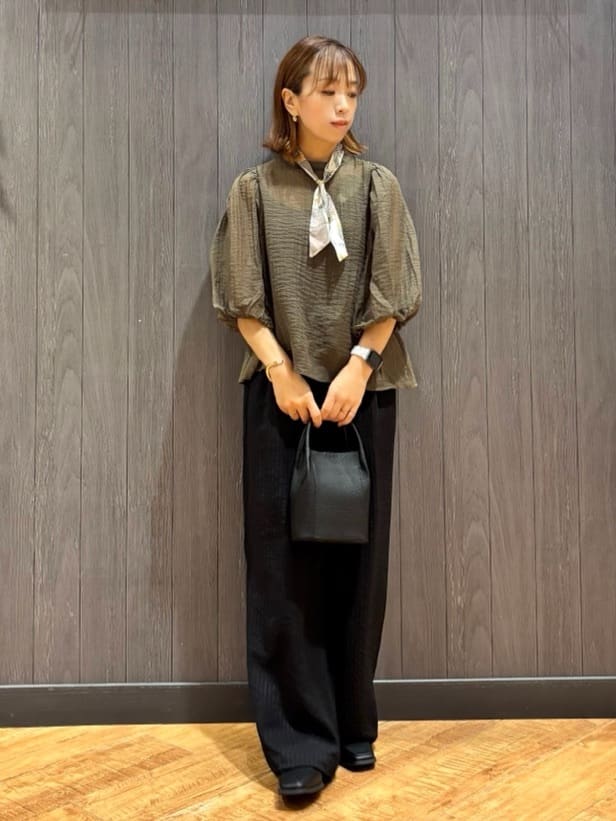 meiさんの「SHOO･LA･RUE｜【S-LL/前後2WAY】バルーンスリーブが華やか こなれ見えシアーブラウス」を使ったコーディネート