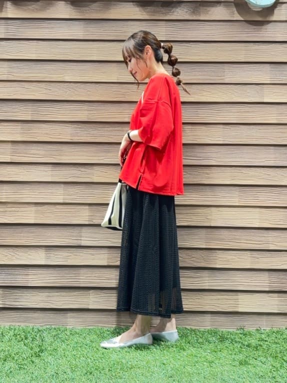 himiさんの「SHOO･LA･RUE｜【洗える】Vネックですっきり見え ロゴトップス」を使ったコーディネート