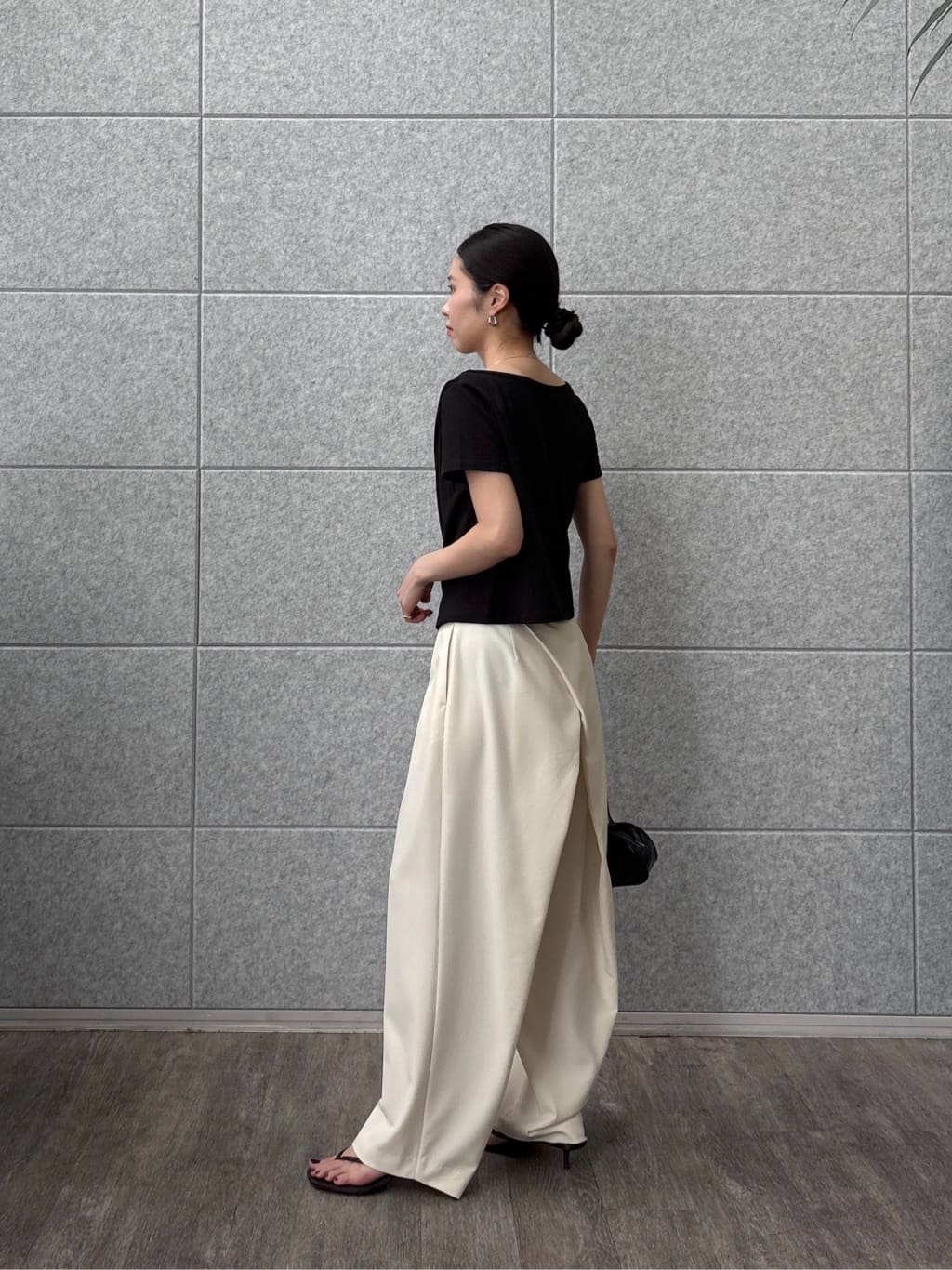 ひなさんの「INDIVI｜ドレープクロップドカットソー」を使ったコーディネート