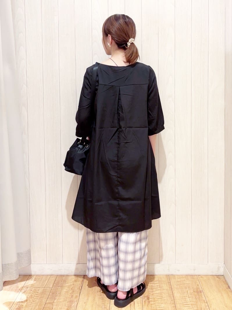 あいこさんの「SHOO･LA･RUE｜【S-LL/洗濯後しわになりにくい/UV/6分袖】コットン風 Aラインチュニックワンピース」を使ったコーディネート