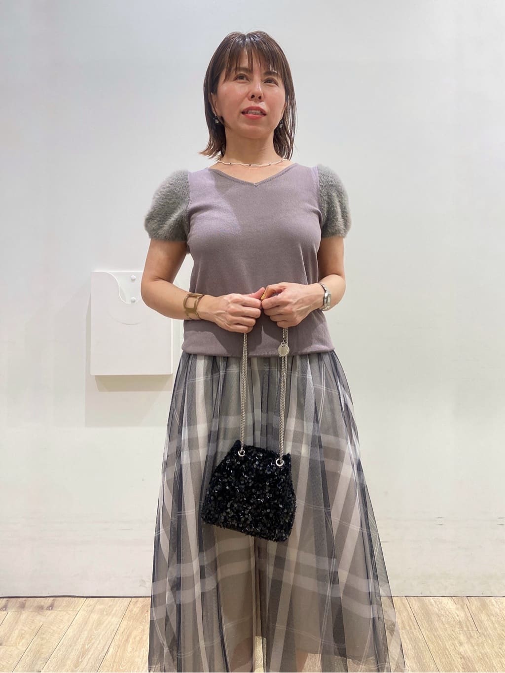 YUKOさんの「index｜《6色展開》フェザーパフスリーブVネックニット【洗濯機洗い可】」を使ったコーディネート