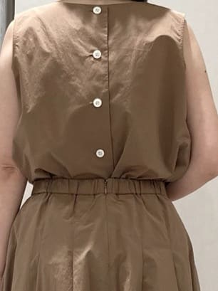 わたなべさんの「UNTITLED｜【2WAY/セットアップ可/ノースリーブ/前ボタン】ファブリカブラウス」を使ったコーディネート