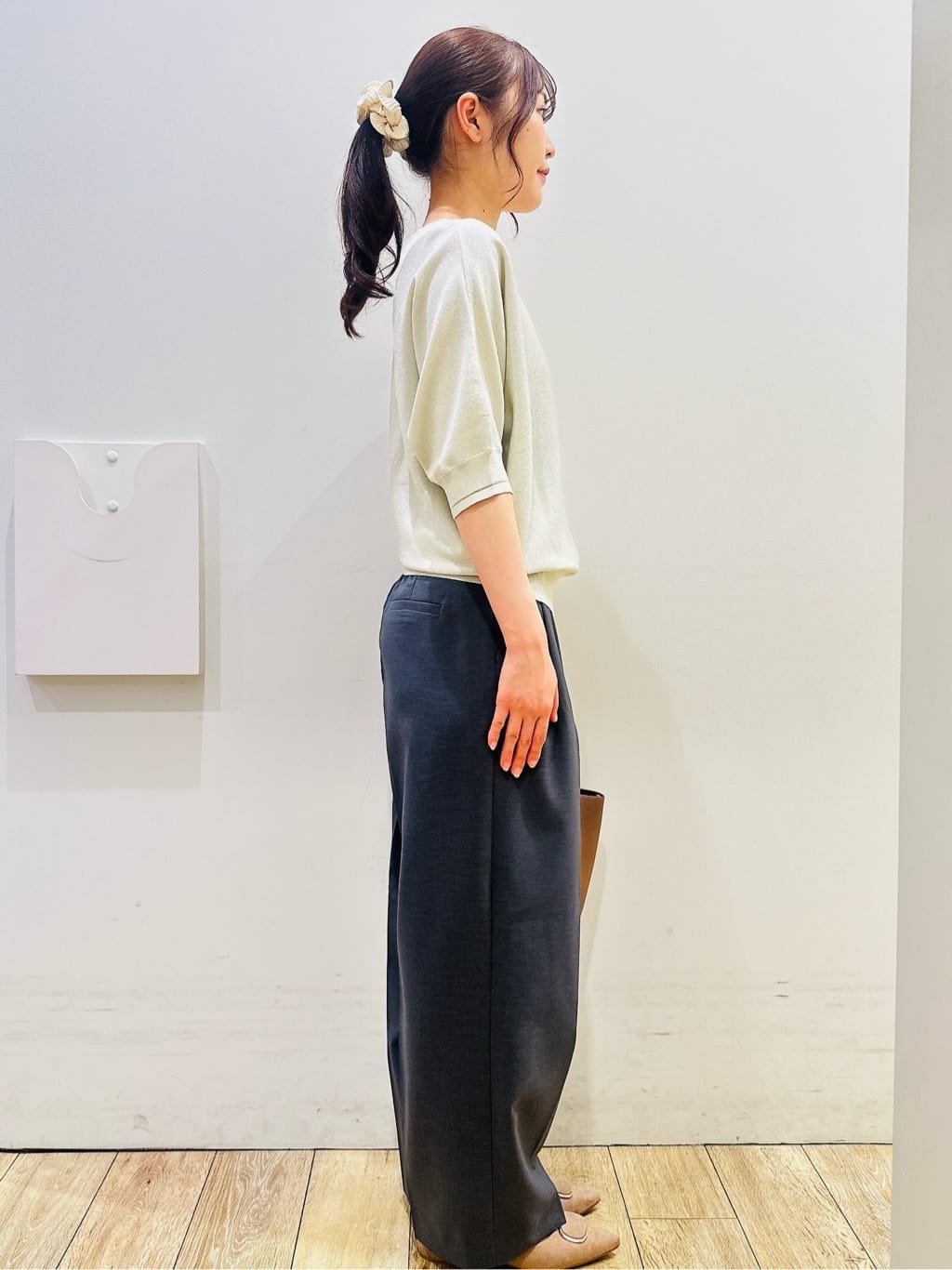 MOMOさんの「index｜《5色展開》前後2WAY ドルマンスリーブニット【UVケア／抗ピル／洗濯機洗い可】」を使ったコーディネート