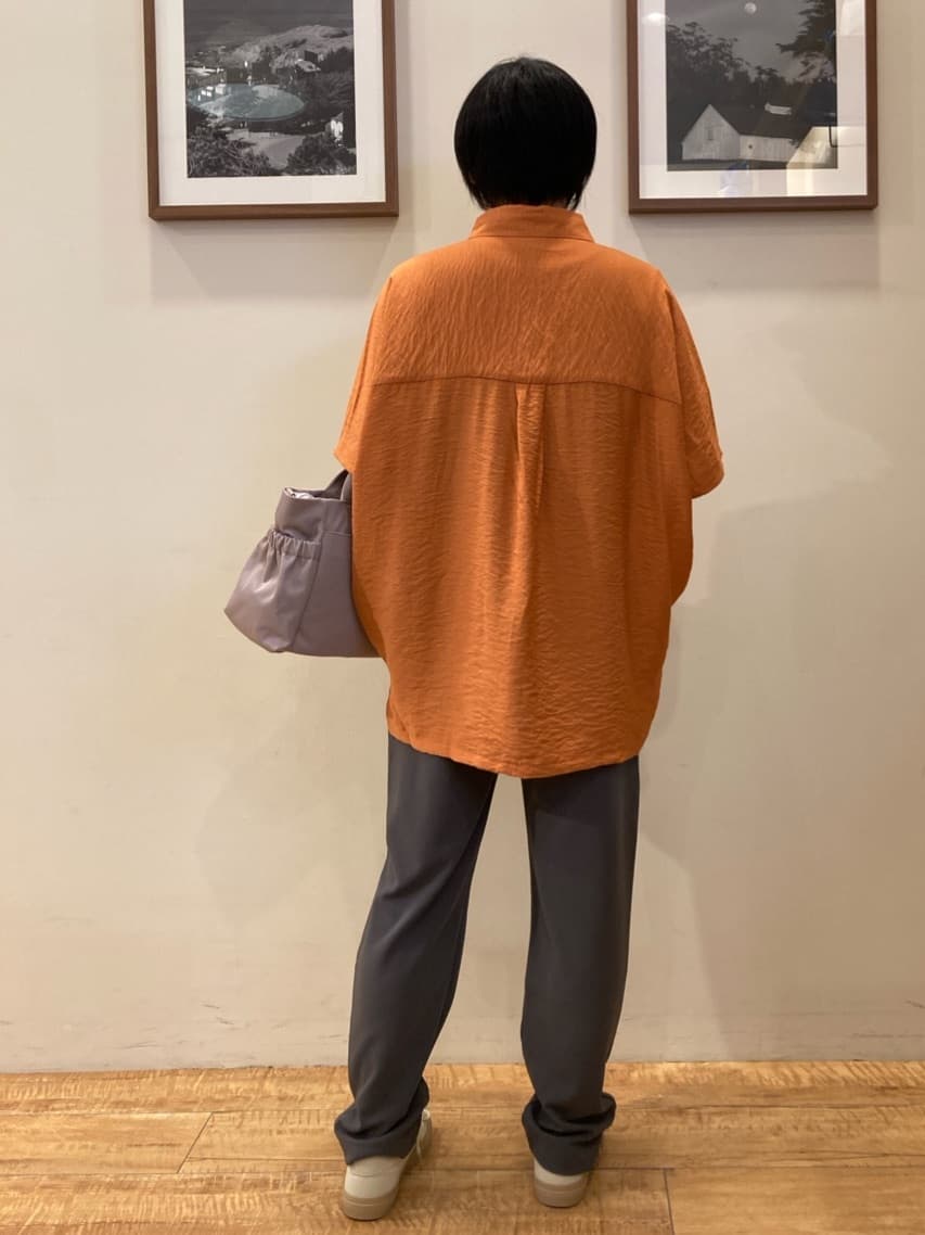 ruさんの「SHOO･LA･RUE｜【洗える/S-LL/5分袖】1枚でも羽織としても。さらさらドレープシャツ」を使ったコーディネート