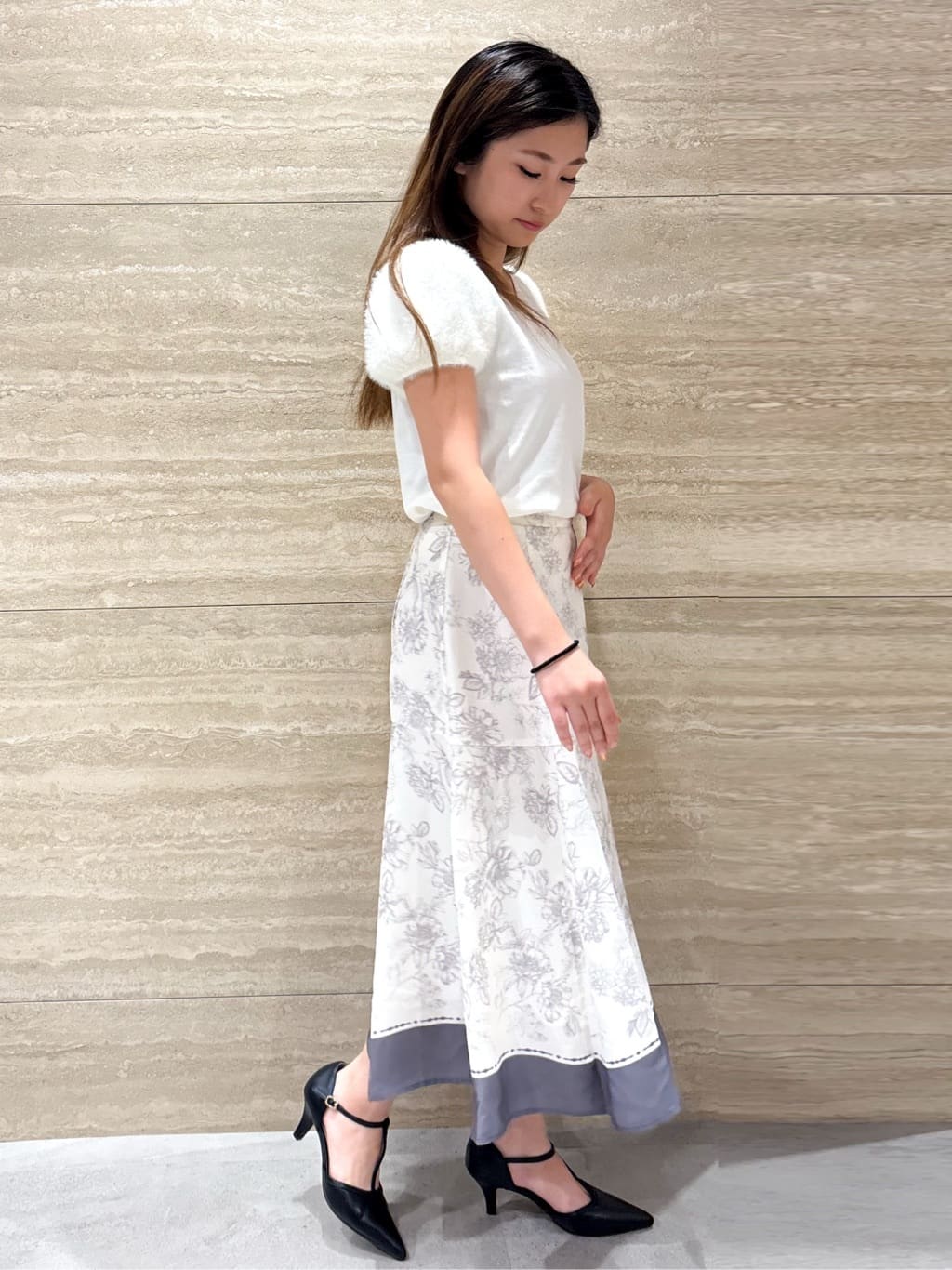 ふうかさんの「index｜《6色展開》フェザーパフスリーブVネックニット【洗濯機洗い可】」を使ったコーディネート