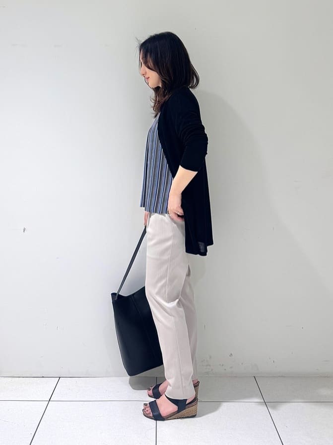そんさんの「INDIVI｜【洗える／通勤】無地＆マルチストライプ柄Vネックブラウス」を使ったコーディネート