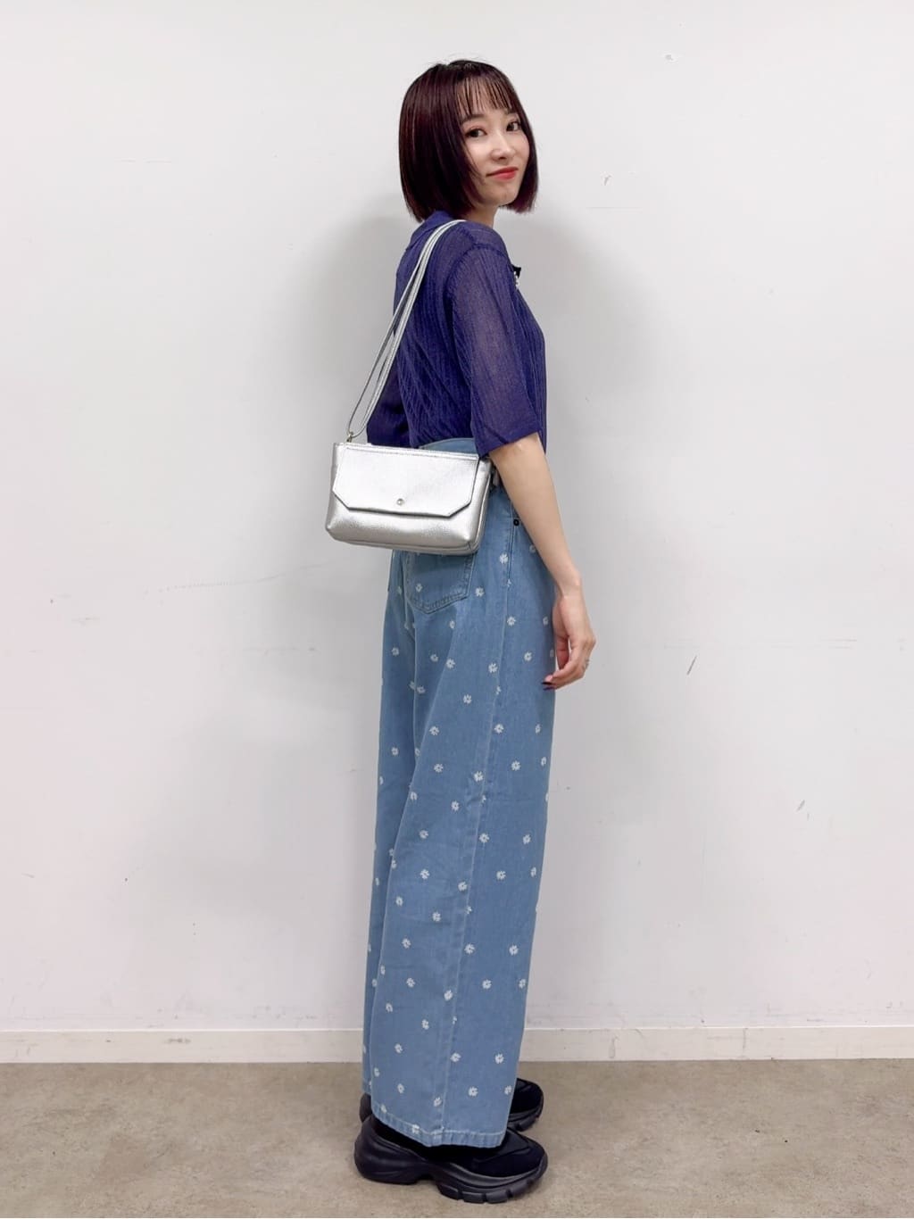 𝐜𝐡𝐢𝐤𝐚さんの「SHOO･LA･RUE｜【洗える/S-LL】大人のシアー感 キラキラ リブニット」を使ったコーディネート