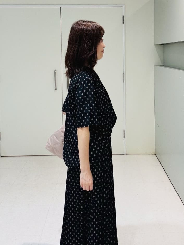 makiさんの「UNTITLED｜【セットアップ可/リラクシー/通勤】スクエアジオメ柄ブラウス」を使ったコーディネート