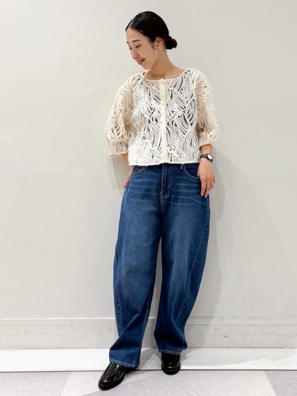 ちえさんの「OPAQUE.CLIP｜シアー刺繍レース前開きブラウス【洗濯機洗い可】」を使ったコーディネート
