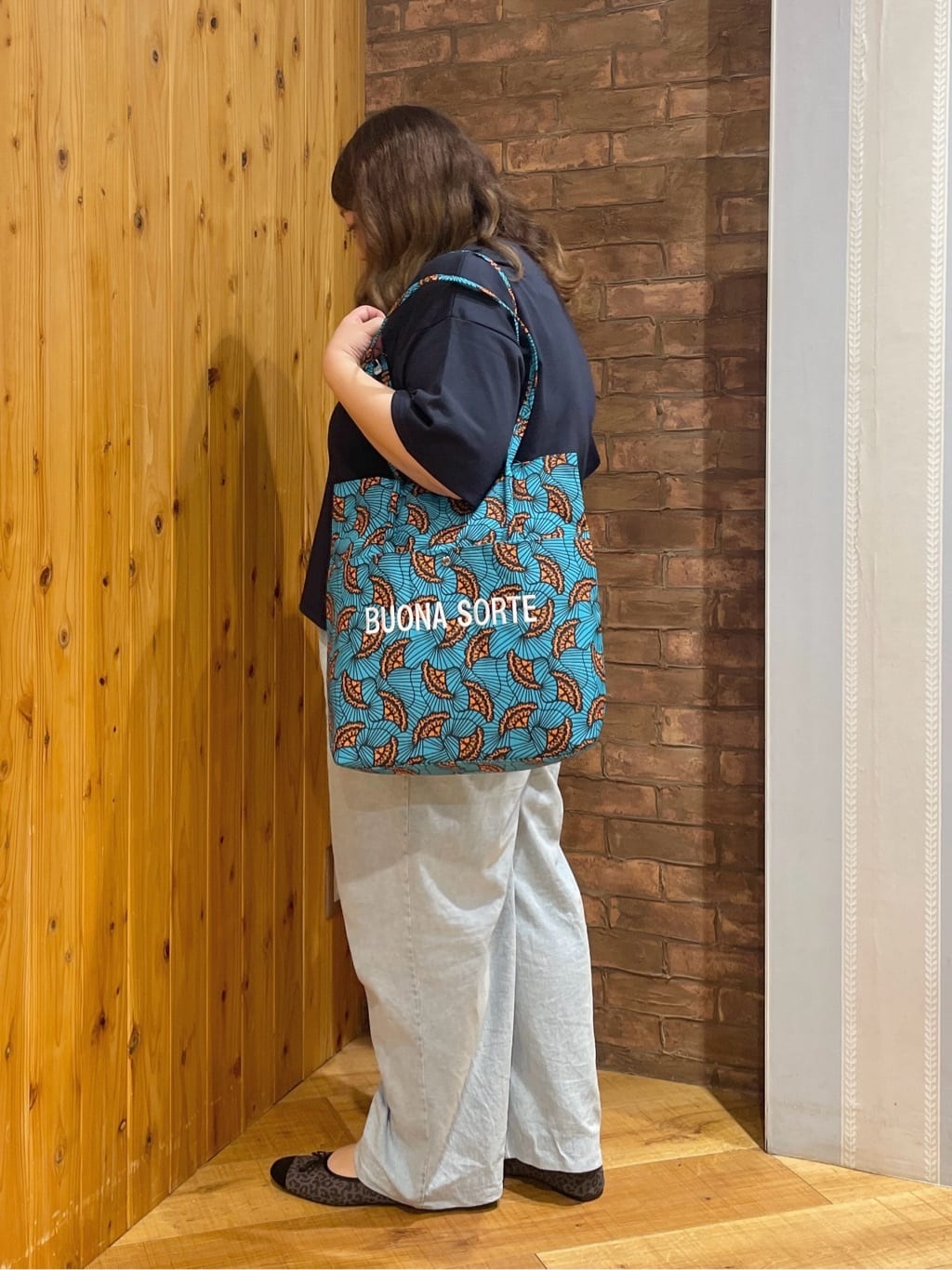 Risaさんの「SHOO･LA･RUE｜【洗える】Vネックですっきり見え ロゴトップス」を使ったコーディネート