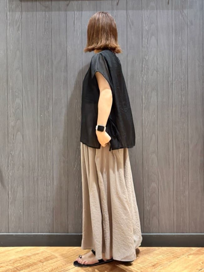 meiさんの「SHOO･LA･RUE｜【洗える/S-LL】上品なシアー感 レイヤード風トップス」を使ったコーディネート