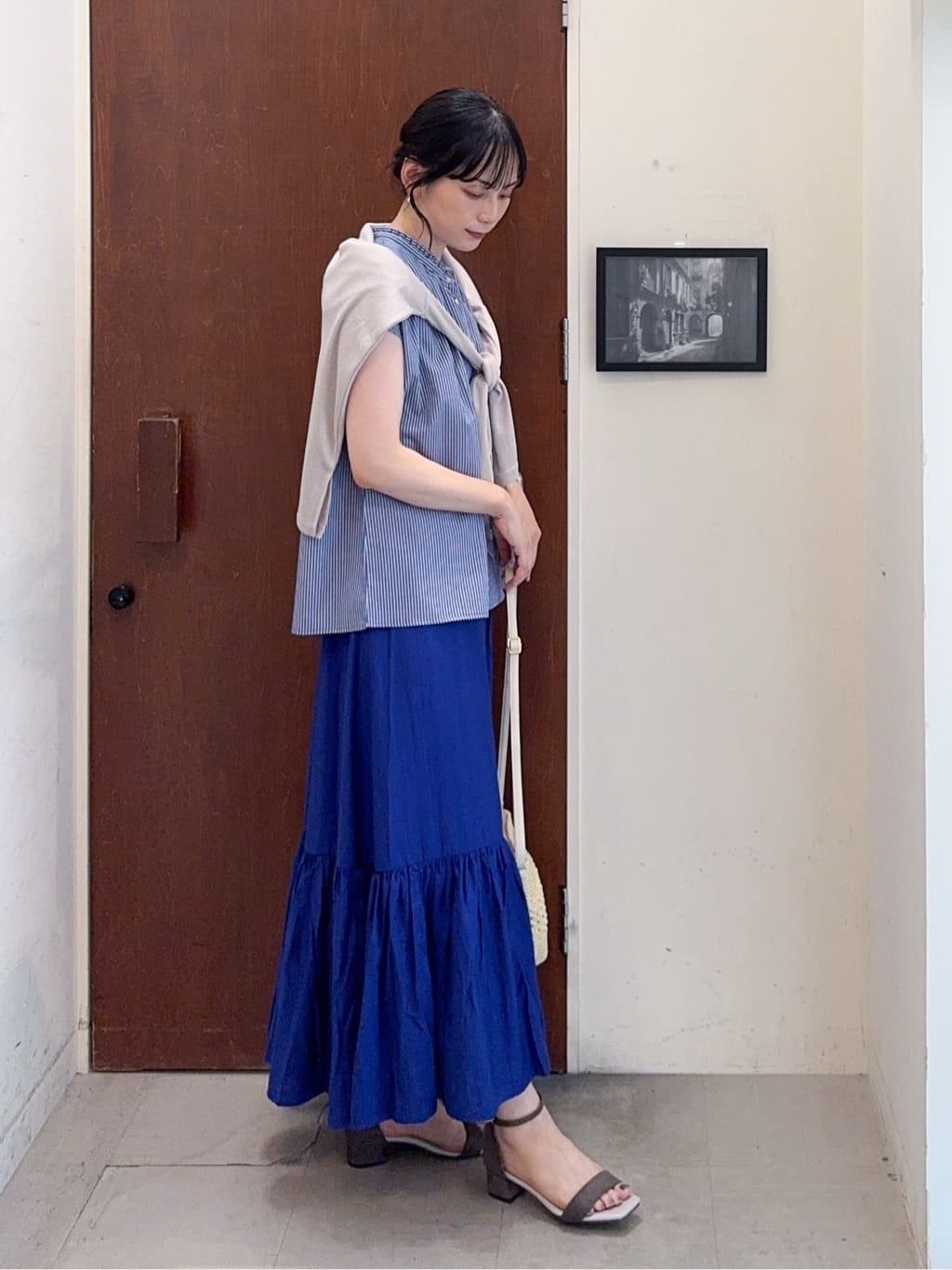 𝐇𝐢𝐫𝐨𝐦𝐢さんの「SHOO･LA･RUE｜【S-LL/ひんやり/UV】手の甲まで隠れる トッパーカーディガン」を使ったコーディネート