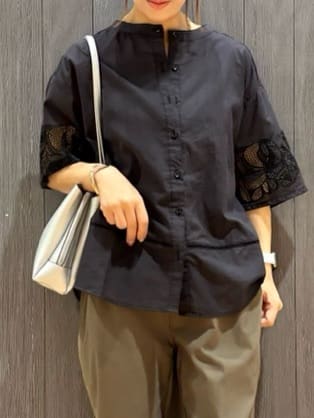 meiさんの「SHOO･LA･RUE｜【S-LL/6分袖】レースデザインで華やか見え お袖刺繍ブラウス」を使ったコーディネート