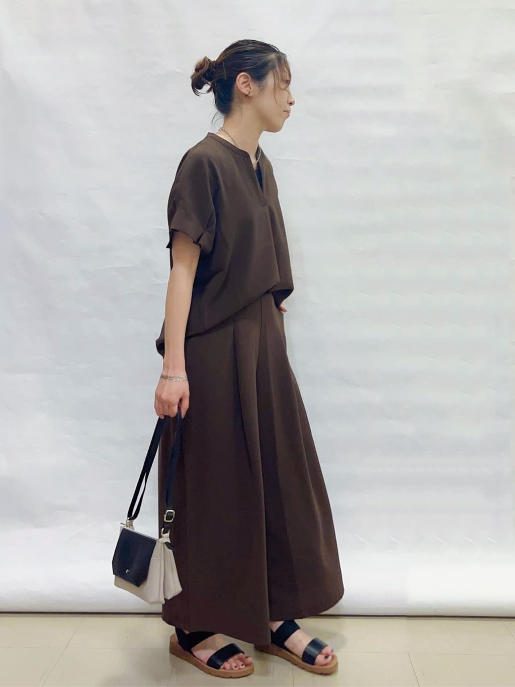 まっつんさんの「SHOO･LA･RUE｜【S-LL/セットアップ可/ひんやり】きちんと見えで上品 お袖タック スキッパーブラウス」を使ったコーディネート
