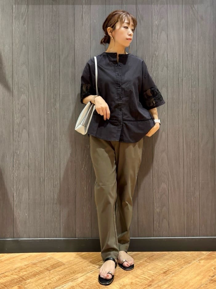 meiさんの「SHOO･LA･RUE｜【S-LL/6分袖】レースデザインで華やか見え お袖刺繍ブラウス」を使ったコーディネート