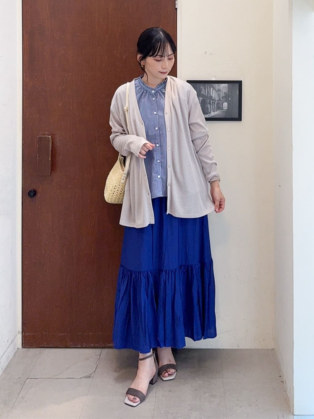 𝐇𝐢𝐫𝐨𝐦𝐢さんの「SHOO･LA･RUE｜【S-LL/ひんやり/UV】手の甲まで隠れる トッパーカーディガン」を使ったコーディネート
