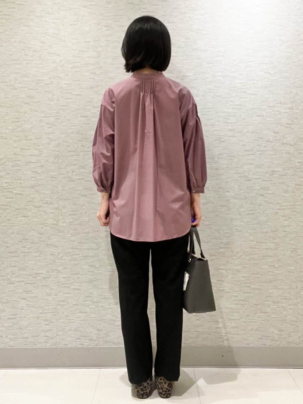 marikoさんの「Reflect｜【程よいゆとり感／体型カバー】ピンタックデザインシャンブレーブラウス」を使ったコーディネート