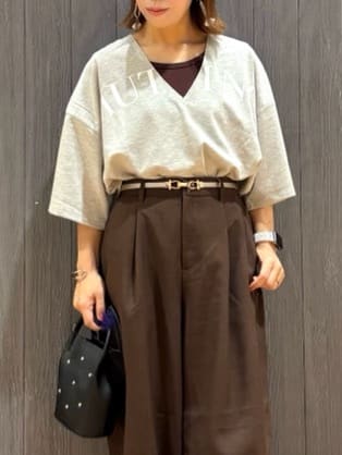 meiさんの「SHOO･LA･RUE｜【洗える】Vネックですっきり見え ロゴトップス」を使ったコーディネート