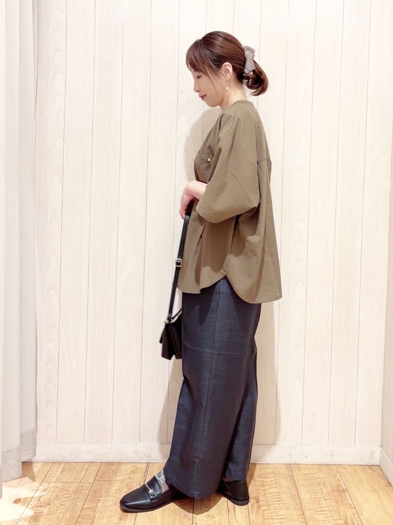 あいこさんの「SHOO･LA･RUE｜【S-LL/洗濯後しわになりにくい】ゴールドパーツできれい見え 麻調タックワイドパンツ」を使ったコーディネート