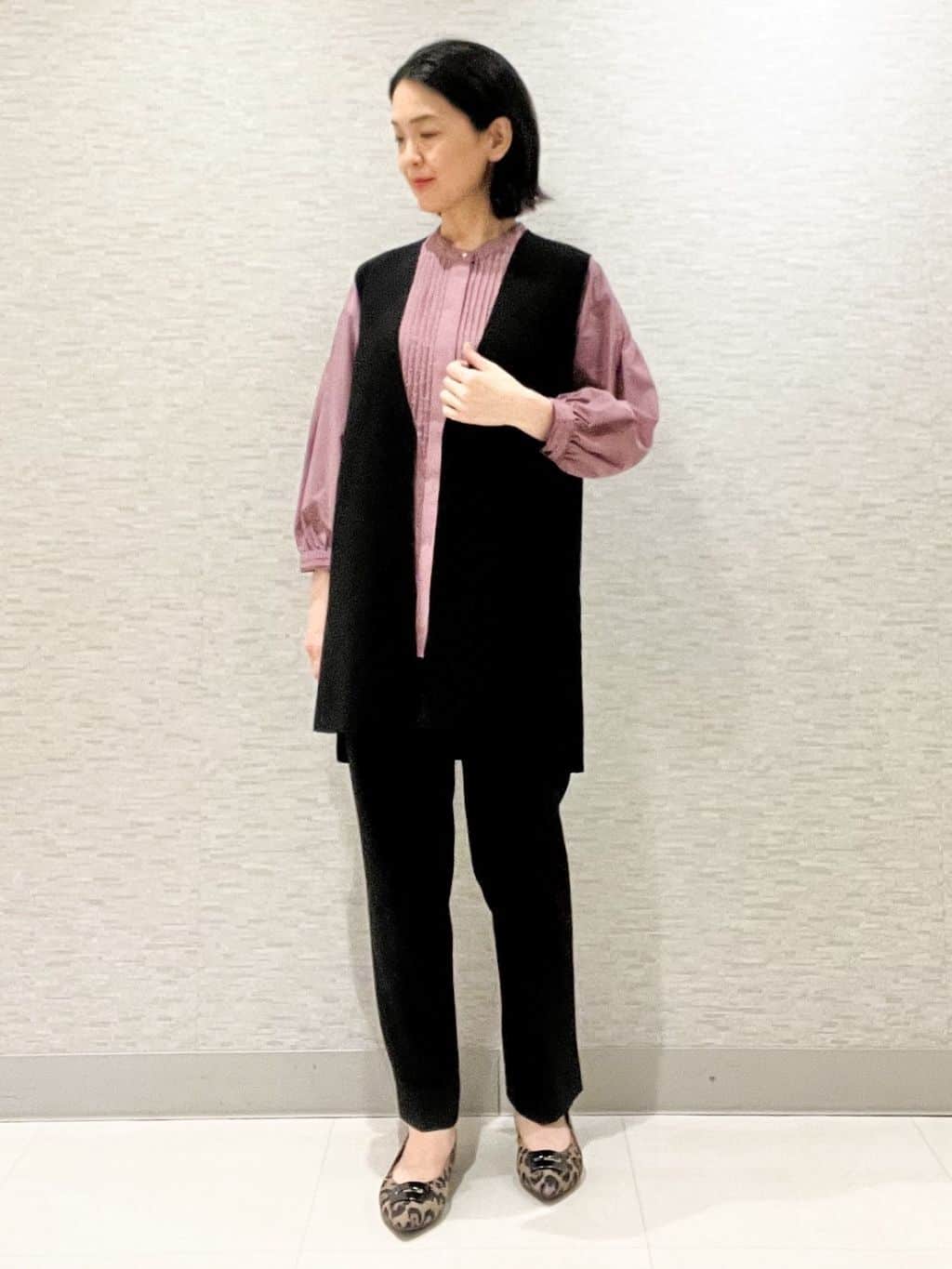 marikoさんの「Reflect｜【程よいゆとり感／体型カバー】ピンタックデザインシャンブレーブラウス」を使ったコーディネート