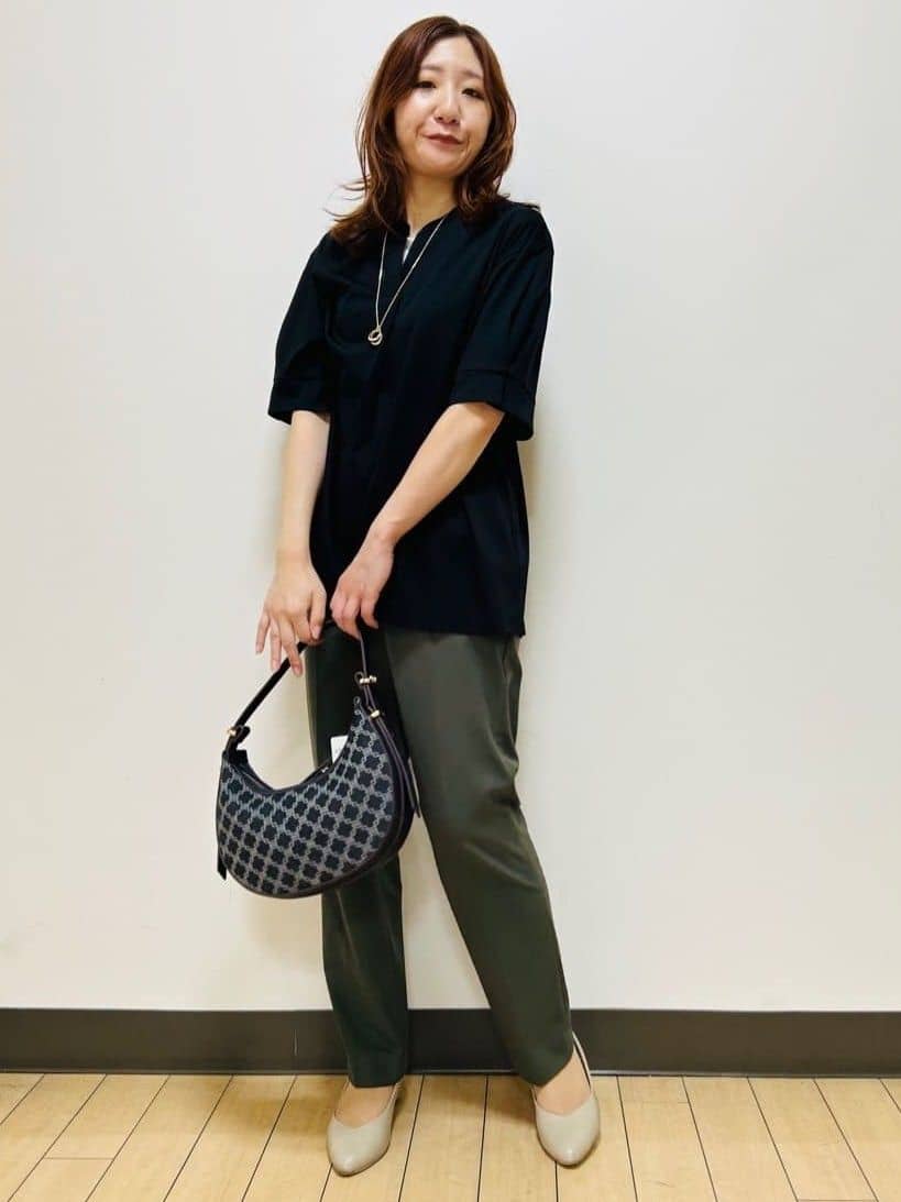 miiiさんの「Reflect｜【すっきり見え！長め丈／マシンウォッシュ可】スキッパーネックジャージトップス」を使ったコーディネート
