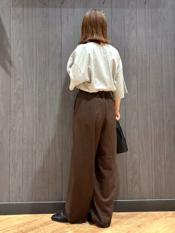 meiさんの「SHOO･LA･RUE｜【洗える】Vネックですっきり見え ロゴトップス」を使ったコーディネート
