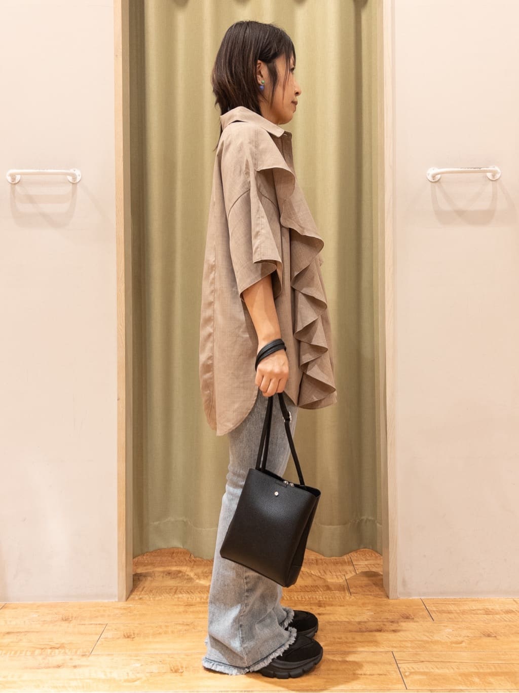 Kawa-sanさんの「SHOO･LA･RUE｜【洗える/S-LL】大きめのフリルが印象的 デザインブラウス」を使ったコーディネート