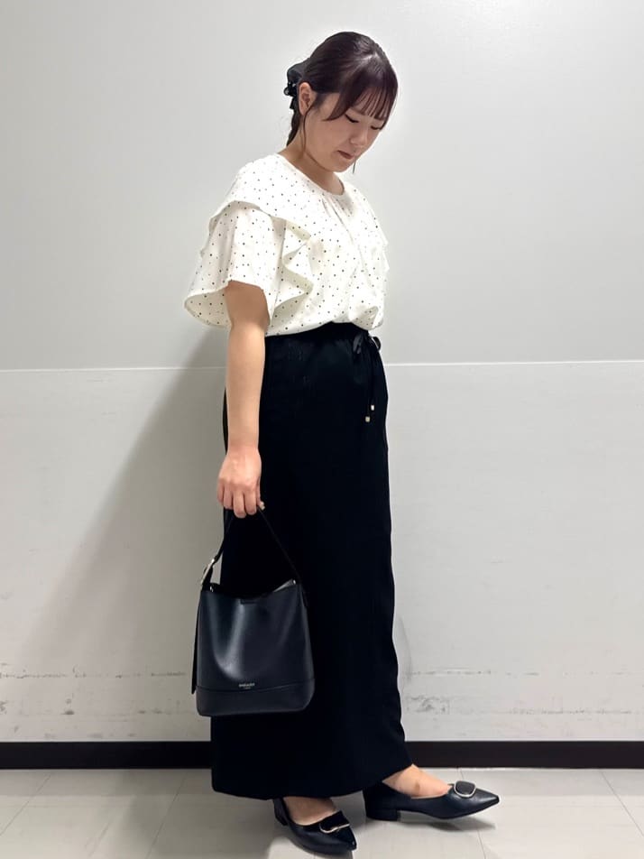 あいりょんさんの「OPAQUE.CLIP｜ランダムドットフリルブラウス【洗濯機洗い可】」を使ったコーディネート