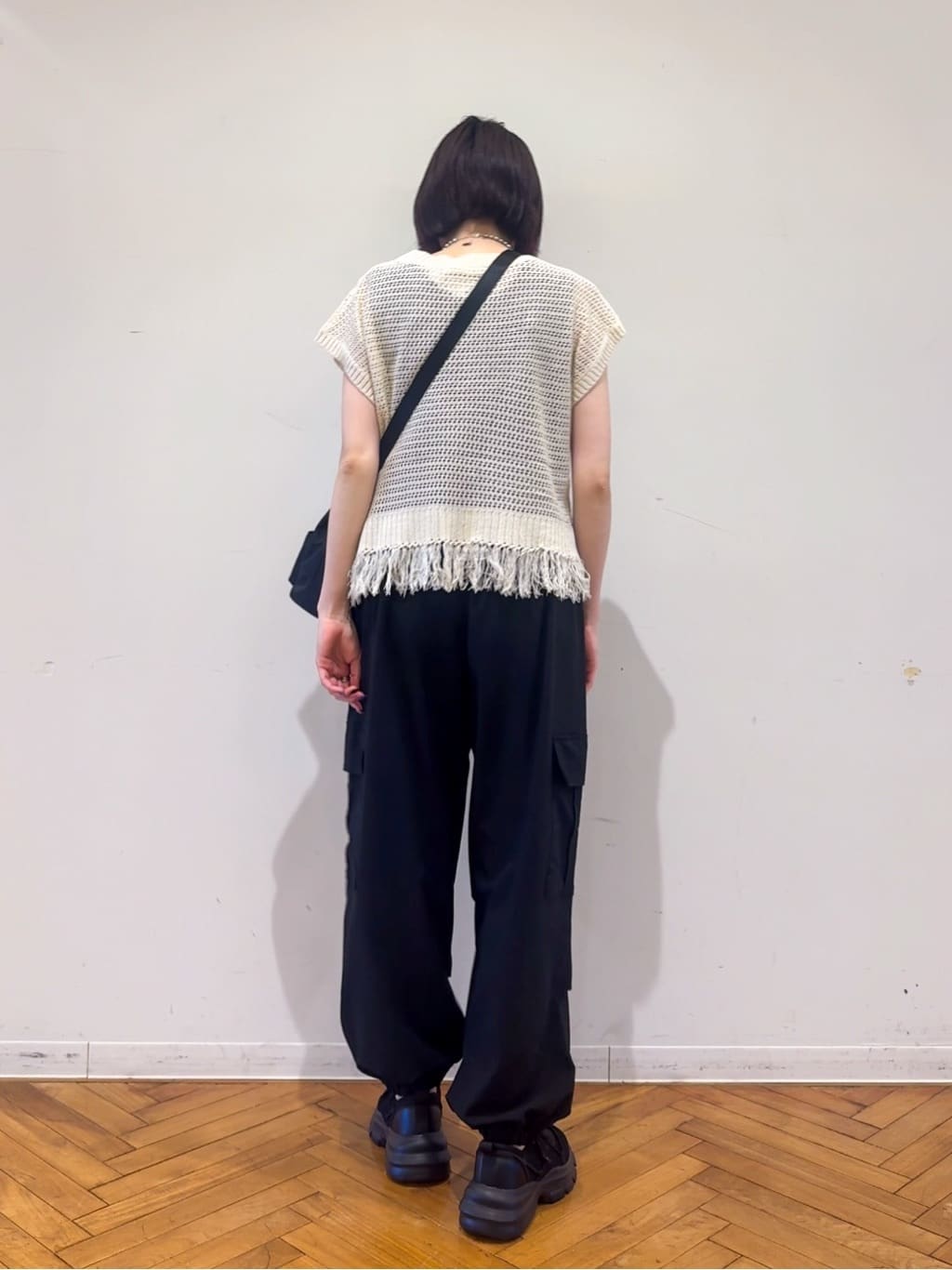 𝐜𝐡𝐢𝐤𝐚さんの「SHOO･LA･RUE｜【S-LL】裾フリンジマクラメVネックニット」を使ったコーディネート