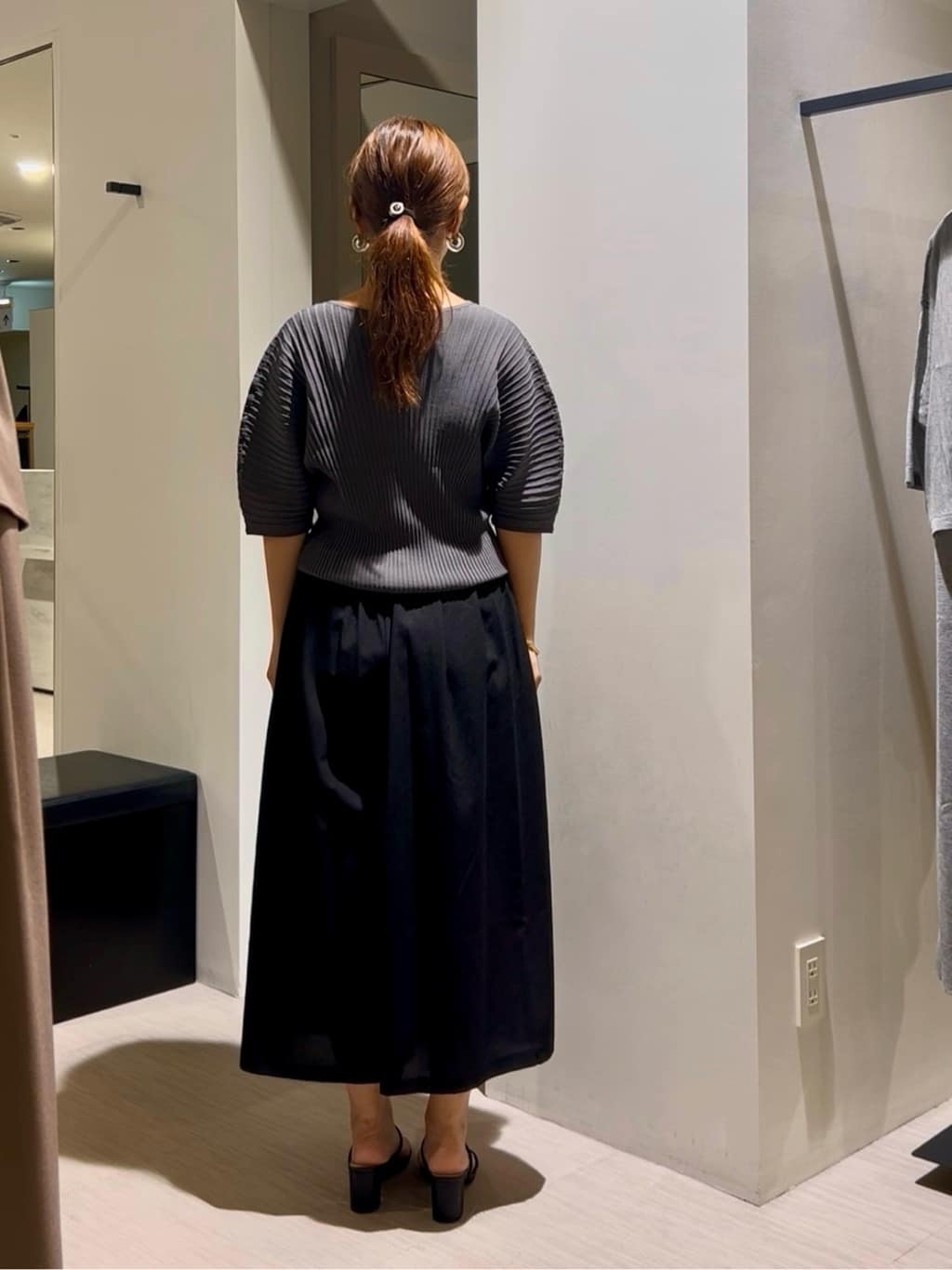 𝑹𝑶𝑴𝑰さんの「INDIVI｜【二の腕カバー／スタイルアップ】ドライタッチストレッチニット」を使ったコーディネート