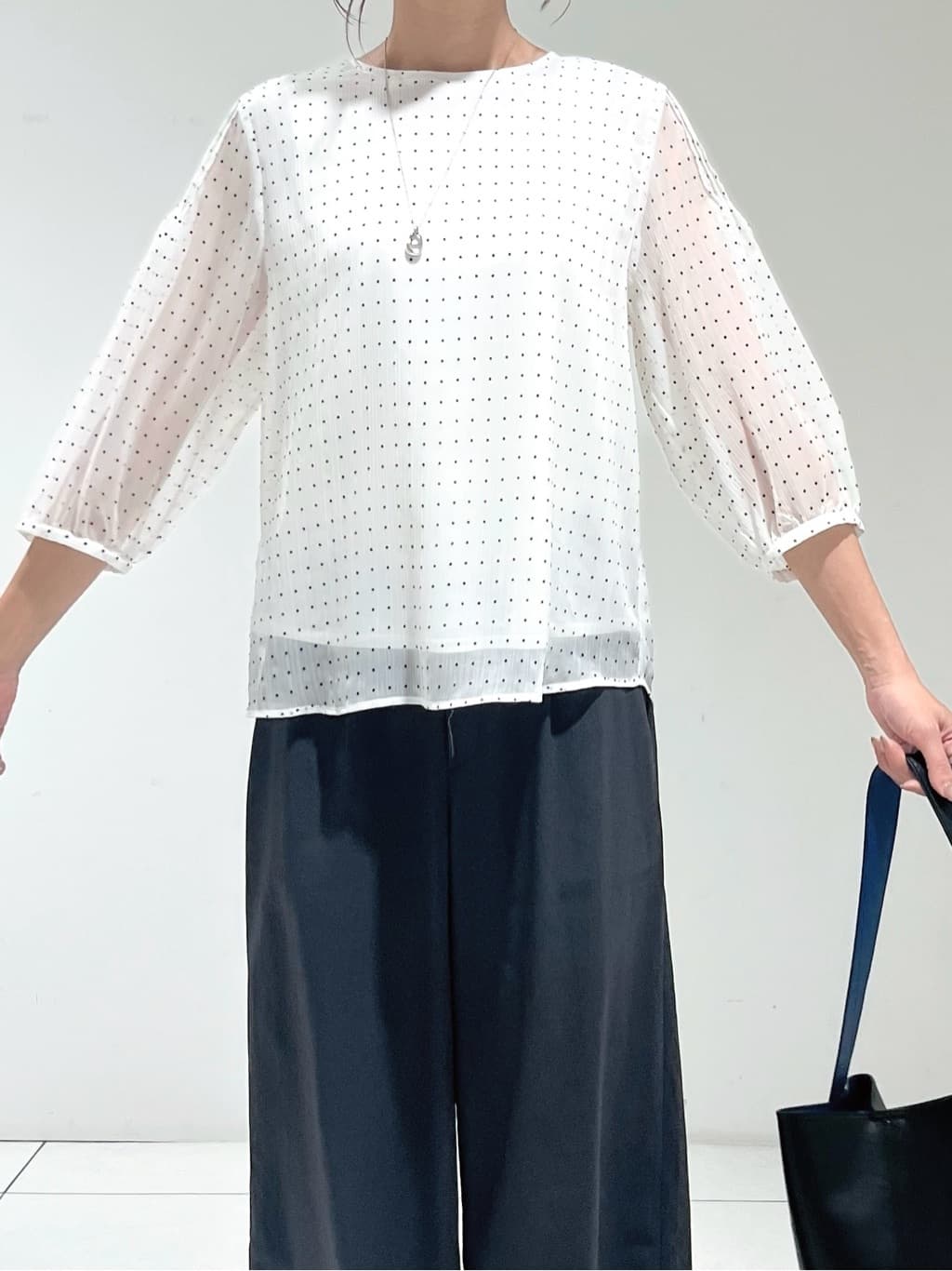 shioriさんの「INDIVI｜フロッキードットブラウス」を使ったコーディネート