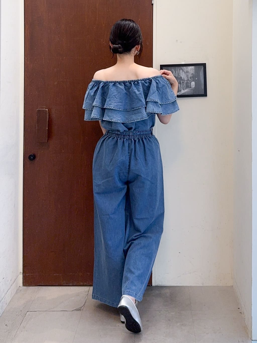 𝐇𝐢𝐫𝐨𝐦𝐢さんの「SHOO･LA･RUE｜【セットアップ可/前後2WAY/オフショル2WAY】着こなしを楽しめる デニムフリルブラウス」を使ったコーディネート