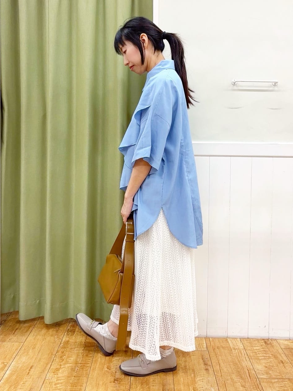 ゆうさんの「SHOO･LA･RUE｜【洗える/S-LL】大きめのフリルが印象的 デザインブラウス」を使ったコーディネート