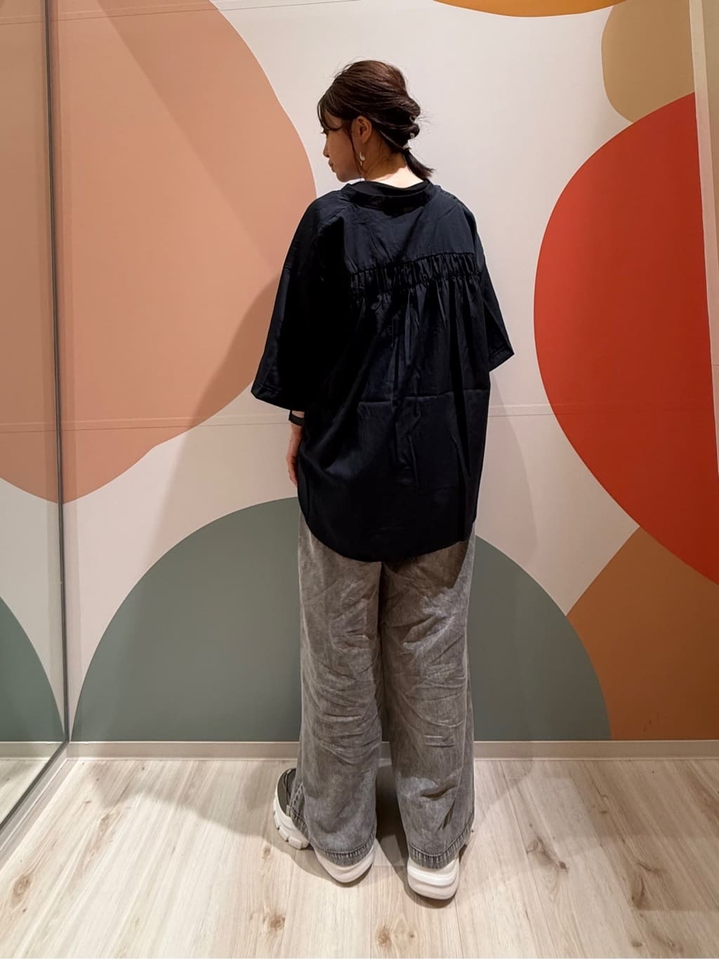 長女さんの「SHOO･LA･RUE｜【S-LL/洗濯後しわになりにくい】バックギャザーがアクセント スッキパーブラウス」を使ったコーディネート
