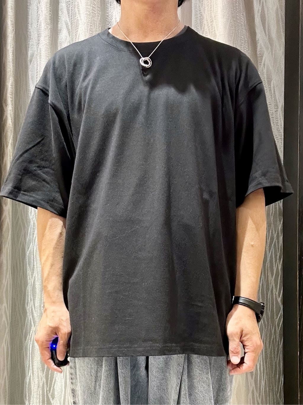 KENJI Iさんの「THE SHOP TK｜エシカルブロード切替Tシャツ 洗濯機OK」を使ったコーディネート